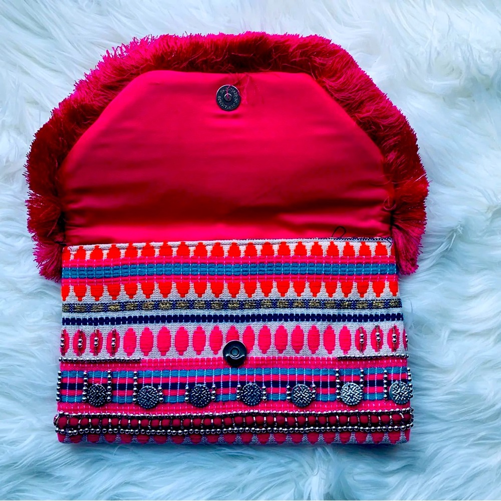 BOLD, BRIGHT AND JUST BIG ENOUGH FOR YOUR SMALLEST ESSENTIALS.